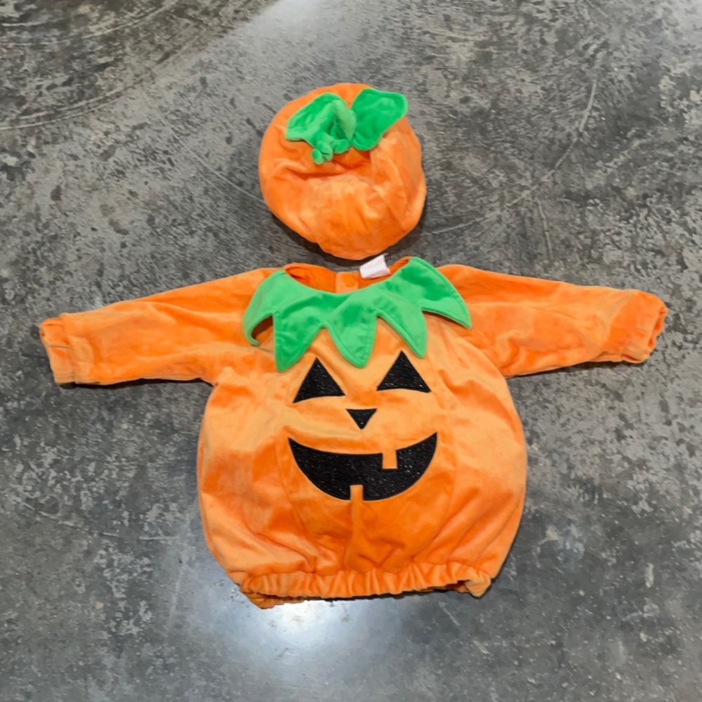 Pumpkin costume. 6-12 months.